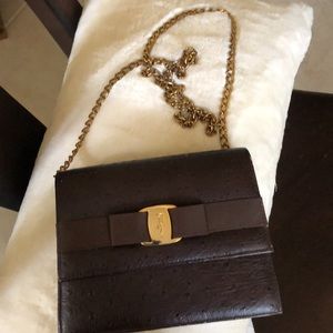 🤎Ferragamo Vintage Vara Ostrich leather Gold logo Bow, chain crossbody bag
